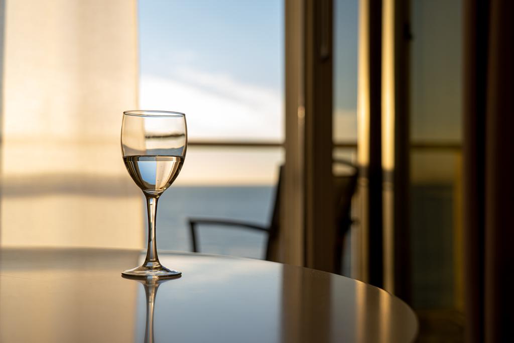 Glas Wein mit Blick nach draußen